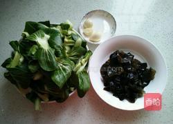 小白菜炒木耳的做法图解1