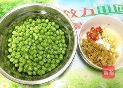 榨菜丁炒小青豆的做法图解2