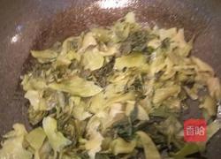 咸菜炒猪肠的做法图解1