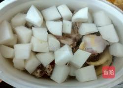 萝卜炖鸡汤的做法图解2