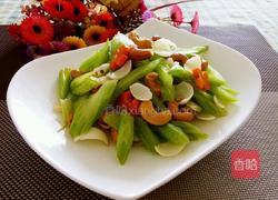 西芹百合炒腰果的做法图解7