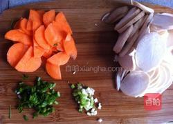胡萝卜烧茨菇的做法图解1