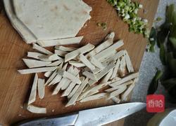五花肉炖馍片的做法图解1