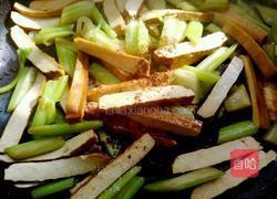 芹菜炒豆干的做法图解9