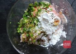 水晶虾仁蒸饺的做法图解2