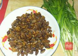 韭菜炒蚕蛹的做法图解1