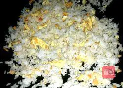 Illustration of how to make salted duck egg fried rice 3