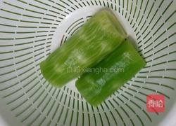 糖盐生拌莴笋丝的做法图解1