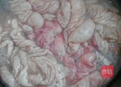 子蒜酸菜烧肥肠的做法图解1