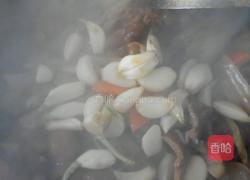 子蒜酸菜烧肥肠的做法图解20