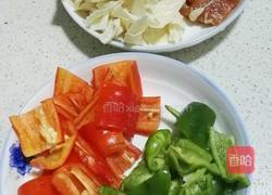豆皮、红辣椒、青辣椒炒肉片的做法图解1