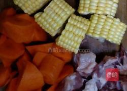 玉米胡萝卜排骨汤的做法图解2