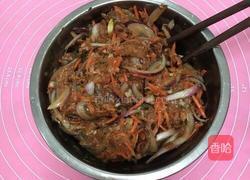 胡萝卜洋葱猪肉馅饼的做法图解3