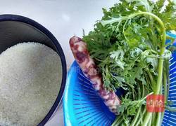 茼蒿香肠菜饭的做法图解1