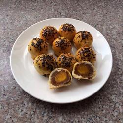 红莲蓉蛋黄酥的做法[图]