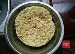 鸡蛋炒方便面的做法图解1