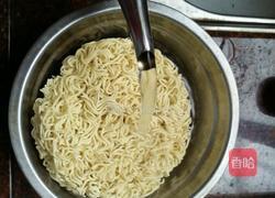 鸡蛋炒方便面的做法图解2