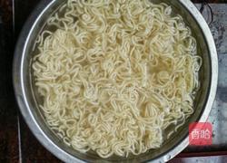 鸡蛋炒方便面的做法图解3