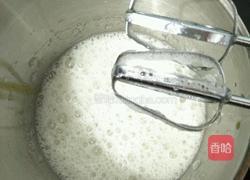 蛋白霜的打发过程的做法图解1