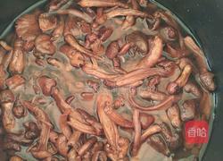 松蘑炒肉的做法图解1