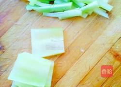 莴笋拌虾仁的做法图解2