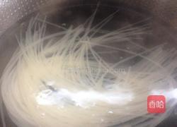 酸辣鸡丝米线的做法图解2