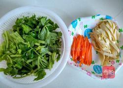 芹菜炒百叶的做法图解1