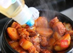 小土豆?fàn)F紅燒肉的做法圖解9