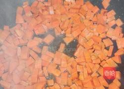 玉米，红萝卜，火腿肠的做法图解2