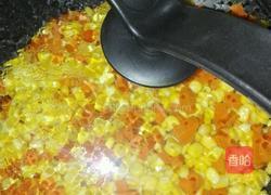 玉米，红萝卜，火腿肠的做法图解4