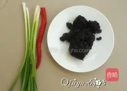 Illustration of how to make noodles with black bean sauce 1