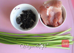 肉炒蒜苔木耳的做法图解1
