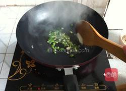 猪皮肉渣炒白菜的做法图解3