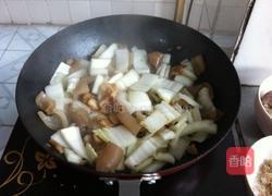 猪皮肉渣炒白菜的做法图解5