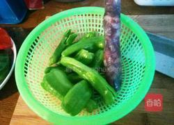 青椒香肠片的做法图解1