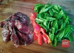 青椒香肠片的做法图解2