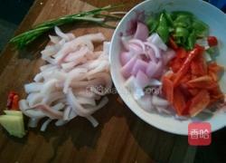 葱爆鱿鱼的做法图解1