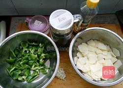 青椒炒土豆片的做法图解1