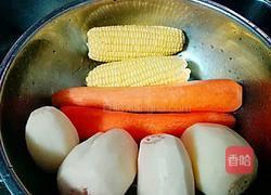 胡萝卜莲藕猪骨汤的做法图解1