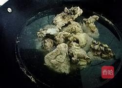 胡萝卜莲藕猪骨汤的做法图解3