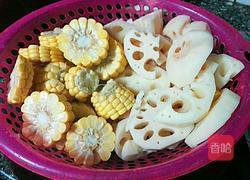 胡萝卜莲藕猪骨汤的做法图解4