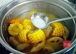 胡萝卜莲藕猪骨汤的做法图解8