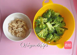 西兰花炒核桃仁的做法图解2