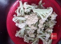 猪肉炒菜花的做法图解1
