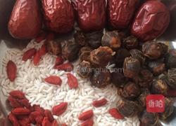 银耳桂圆红枣汤的做法图解2