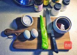 快手青椒皮蛋的做法图解1