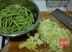 豆角炒肉的做法图解1