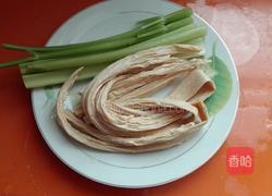 芹菜拌腐竹的做法图解1