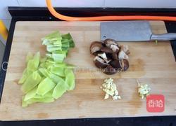 香菇炒莴笋的做法图解1