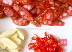 荷兰豆炒香肠的做法图解2